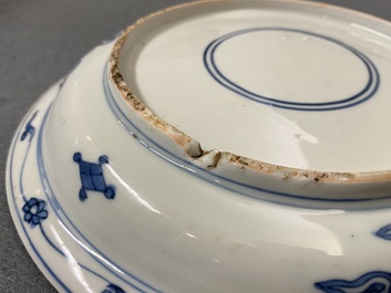 Une assiette en porcelaine de Chine en bleu et blanc de type kraak &agrave; d&eacute;cor d'aigrettes, Wanli